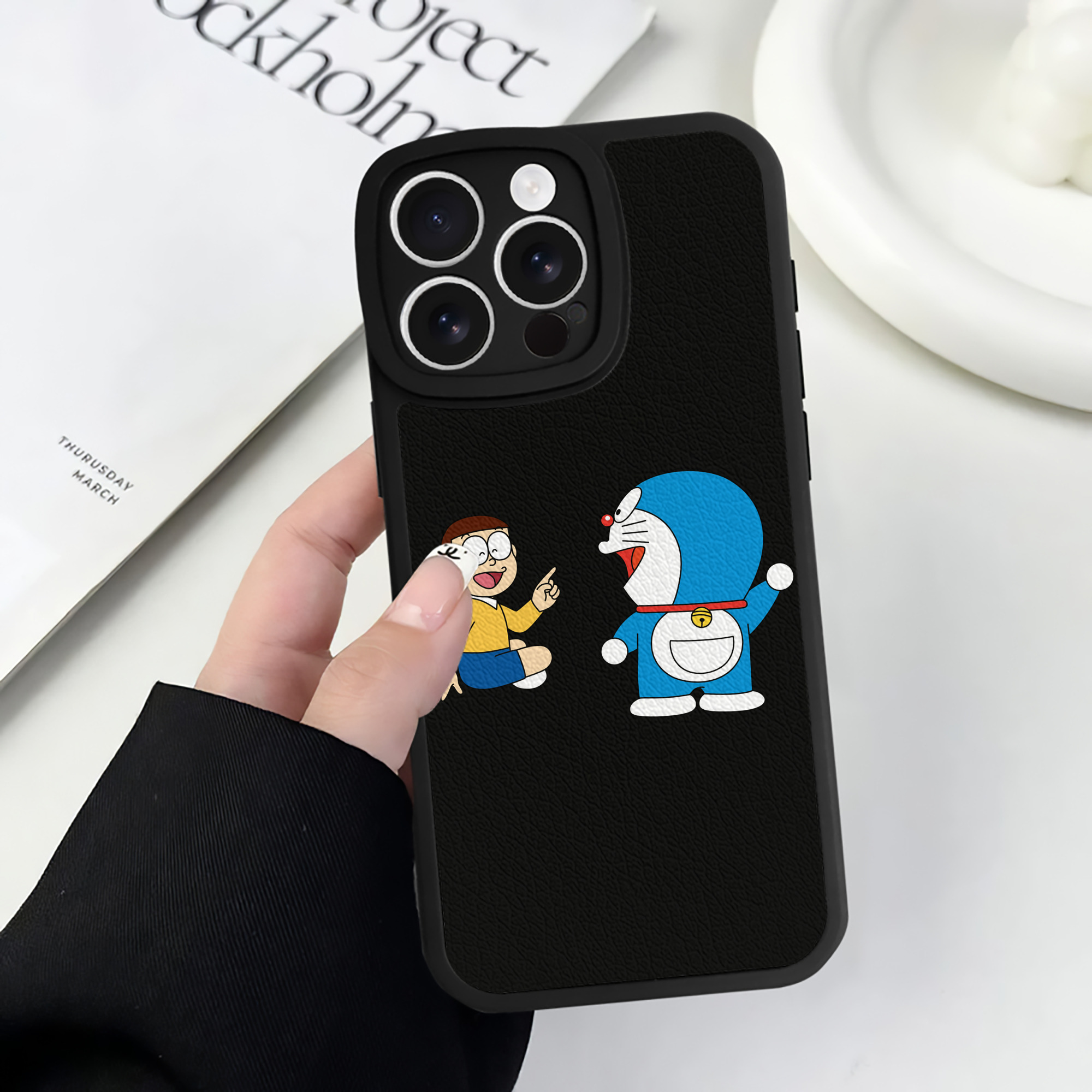 （画像用） ドラえもん Doraemon 【iPhone 16シリーズ対応】シリコンスマホケース（レザー調） 材質：シリコン